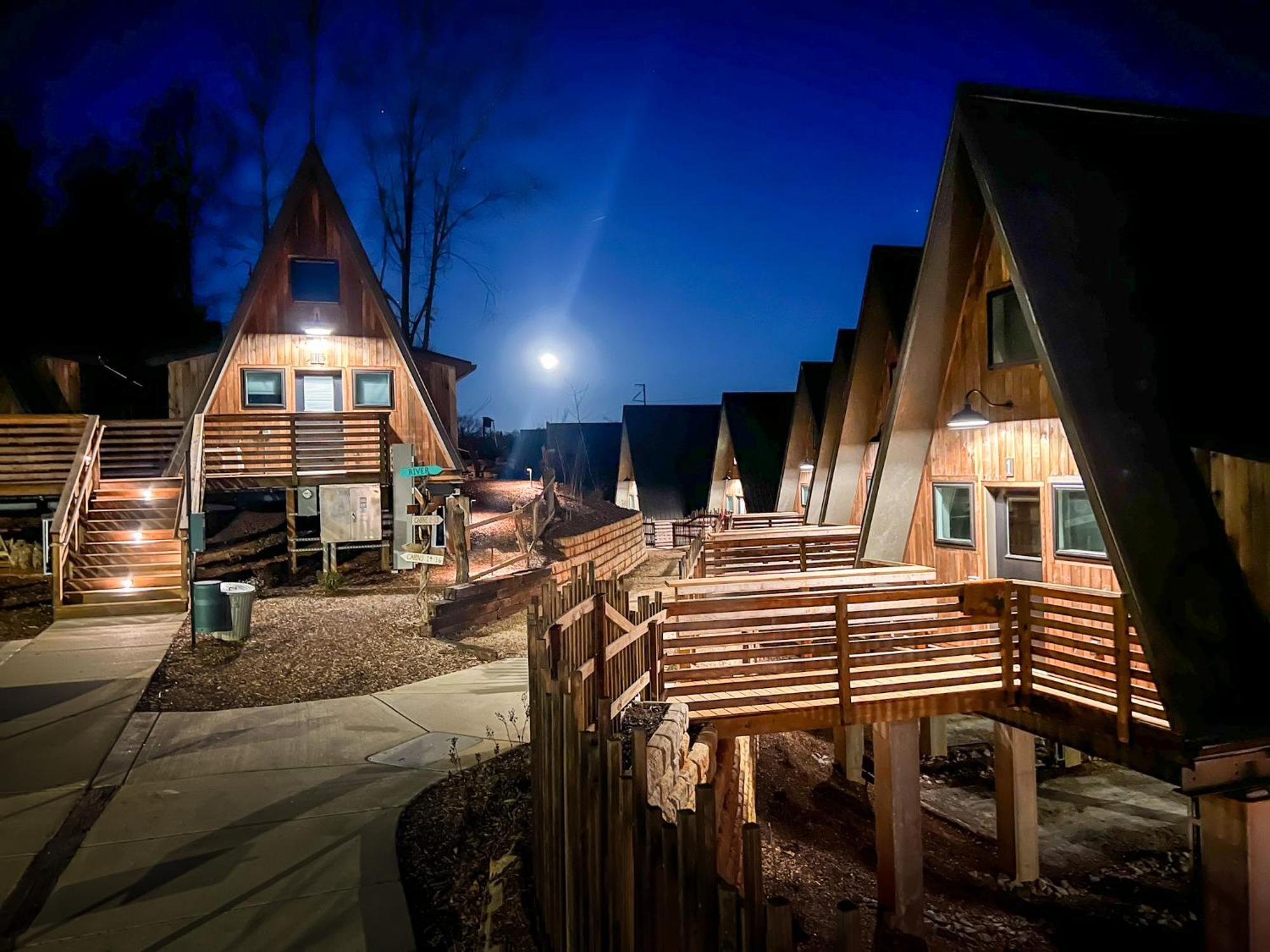 Wrong Way River Lodge & Cabins Ашвил Екстериор снимка